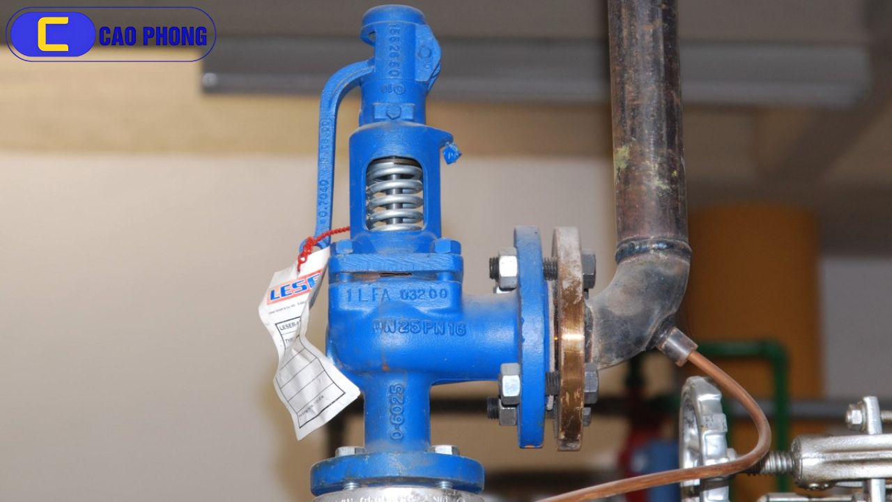 Van an toàn đang hoạt động khi áp suất trong hệ thống vượt mức cho phép nhằm bảo vệ thiết bị và đảm bảo an toàn vận hành.